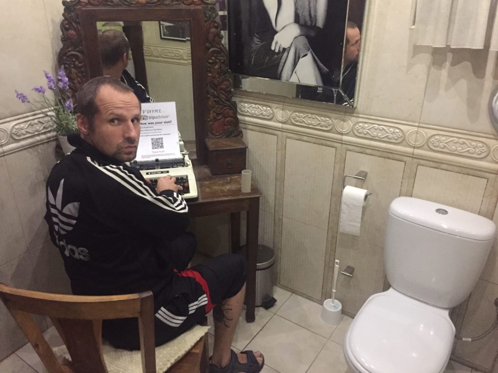 Adam Grzanka twórca w toalecie
