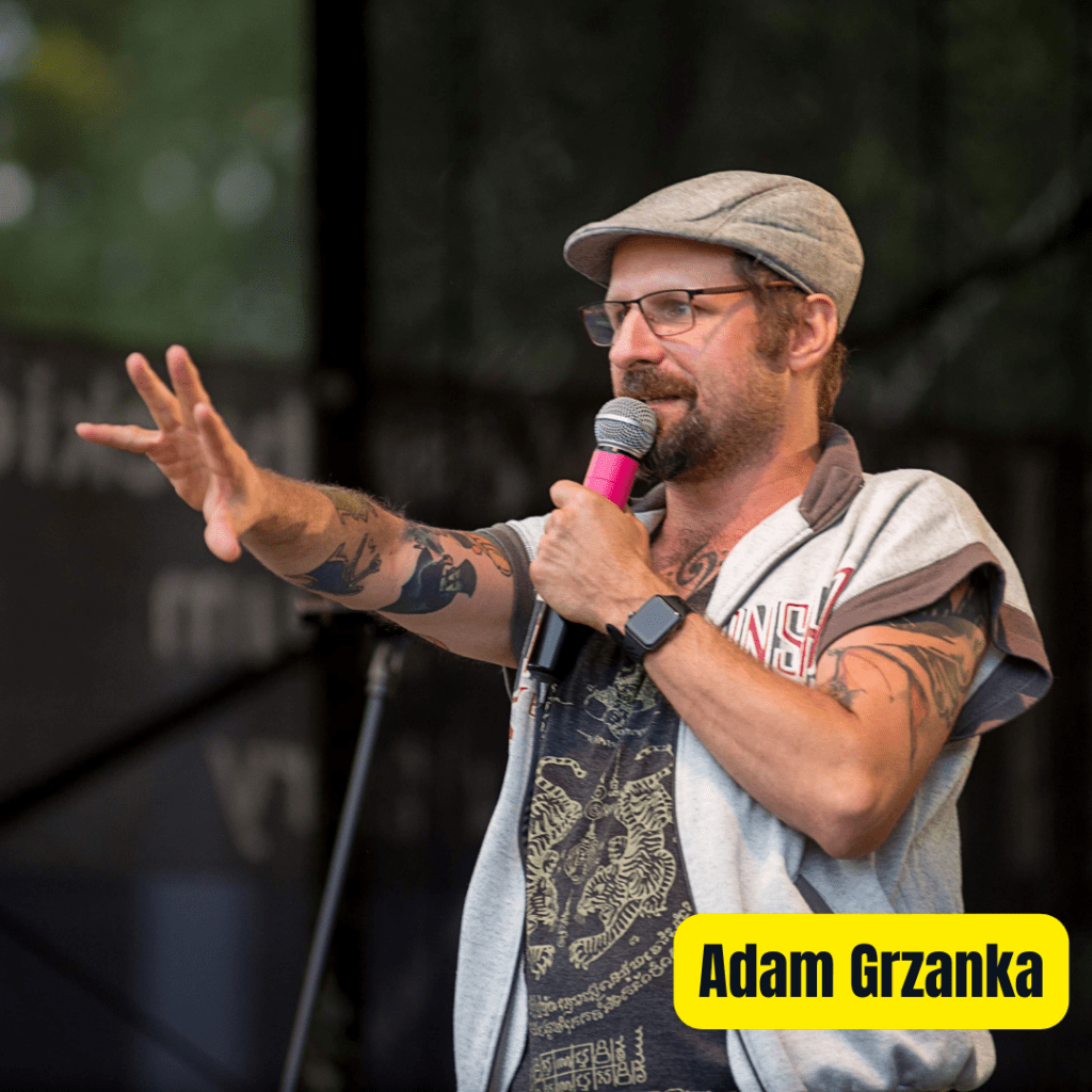 konferansjer prezenter host Adam Grzanka stand up konferansjer online