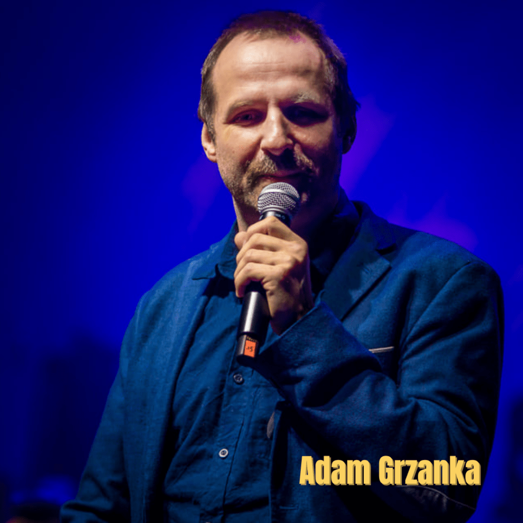 konferansjer prezenter host Adam Grzanka stand up
