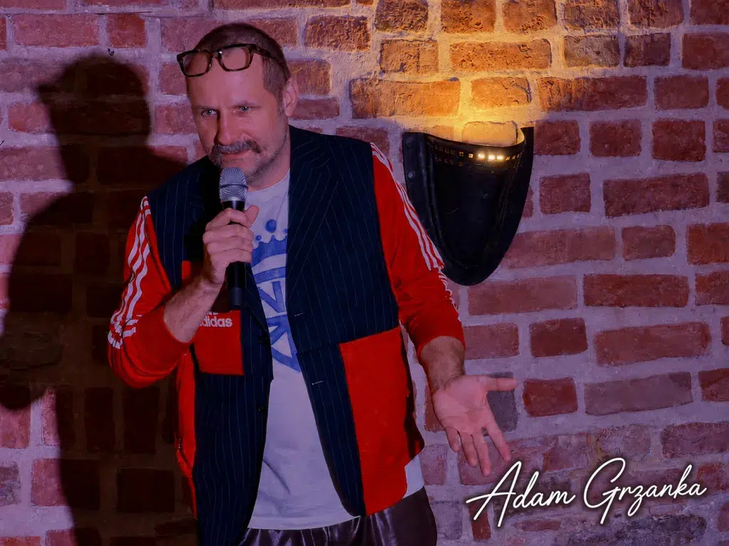 Konferansjer migruje Adam Grzanka prezenter Nowa Huta scena niepołomice