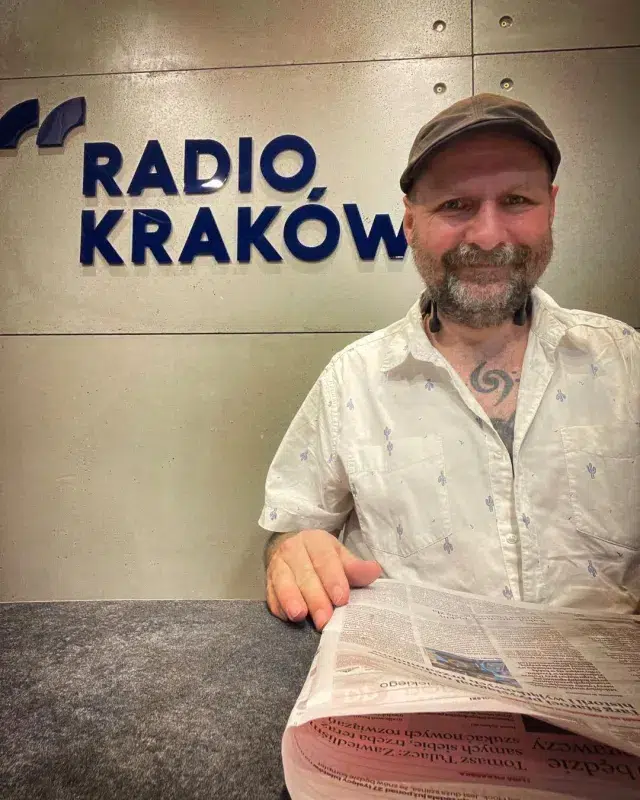 Prezenter radiowy Adam Grzanka konferansjer Kraków Radio Kraków koszula