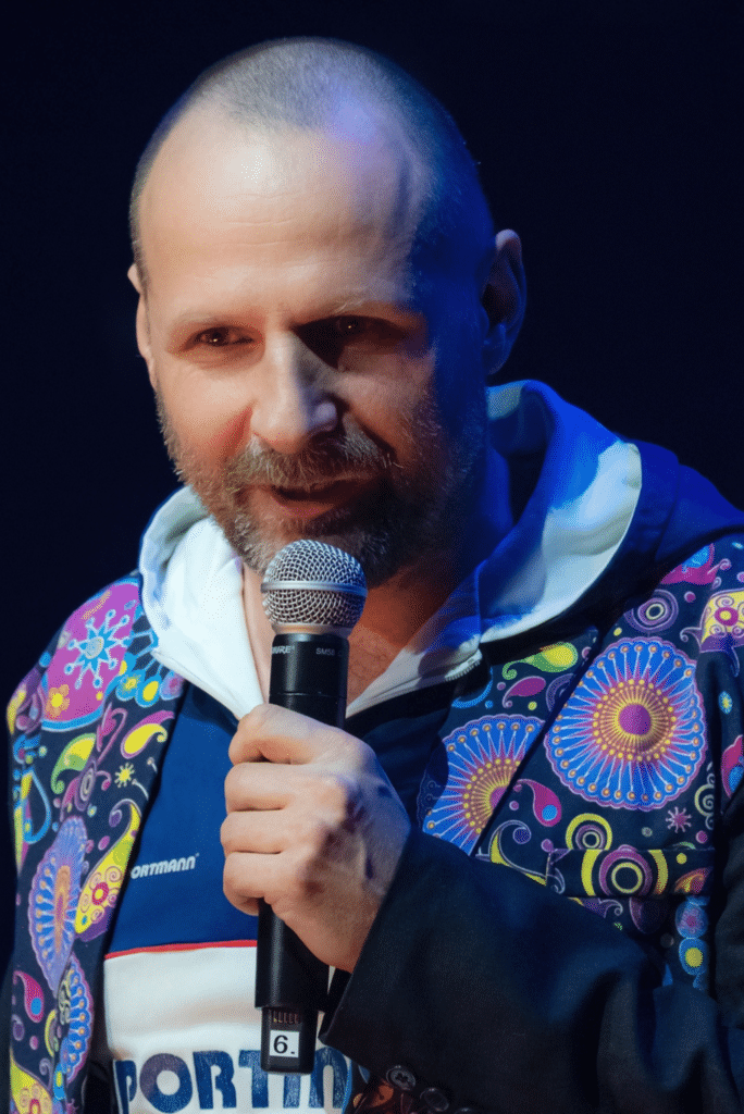 Konferansjer Nowa Huta Adam Grzanka nowohuckie centrum kultury - gwiazdy dla autyzmu