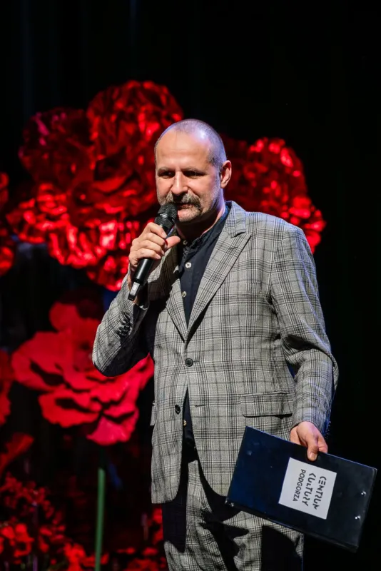 Gala Miss Kultury Adam Grzanka konferansjer na gali w Krakowie